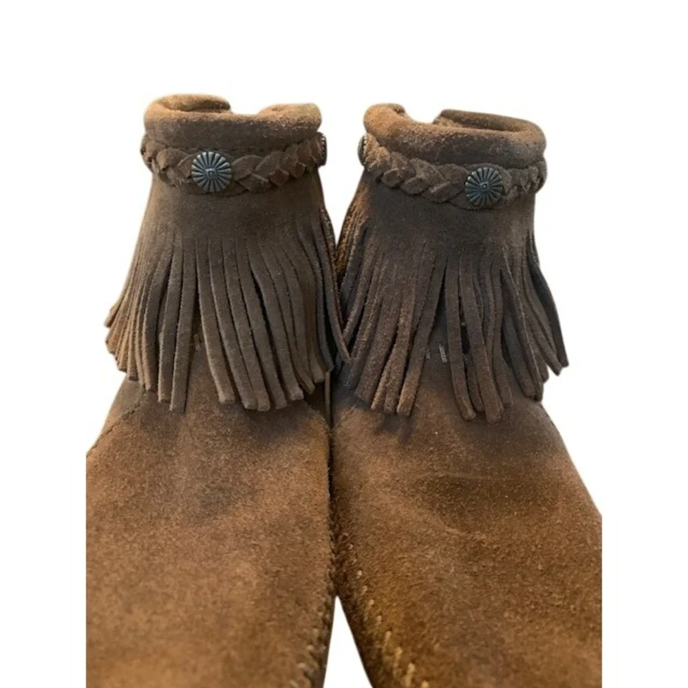 Minnetonka Womens Brown Suede Fringe Back Zip Moccasin Ankle Boots‎ Concho Trim